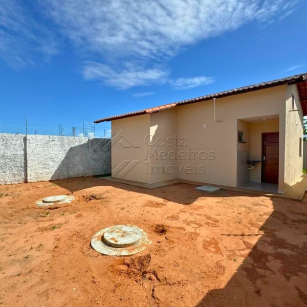 Casa à Venda no Mirantes do Potengi — 2 Quartos com Suíte e Garagem