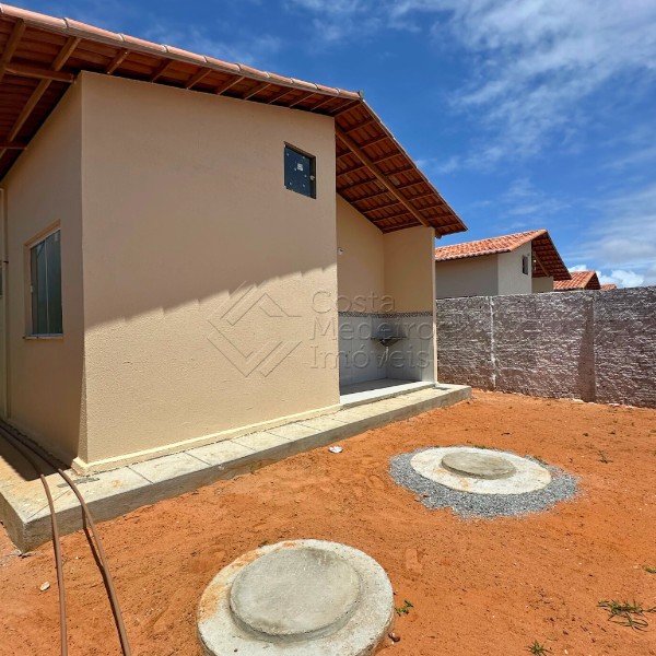 Casa à Venda no Mirantes do Potengi — 2 Quartos com Suíte e Garagem