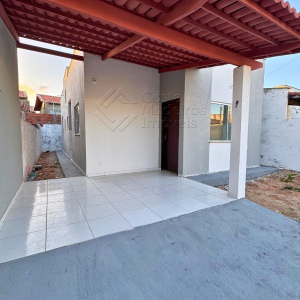 Casa à Venda no Santos Dumont - 2 Quartos (1 Suíte)