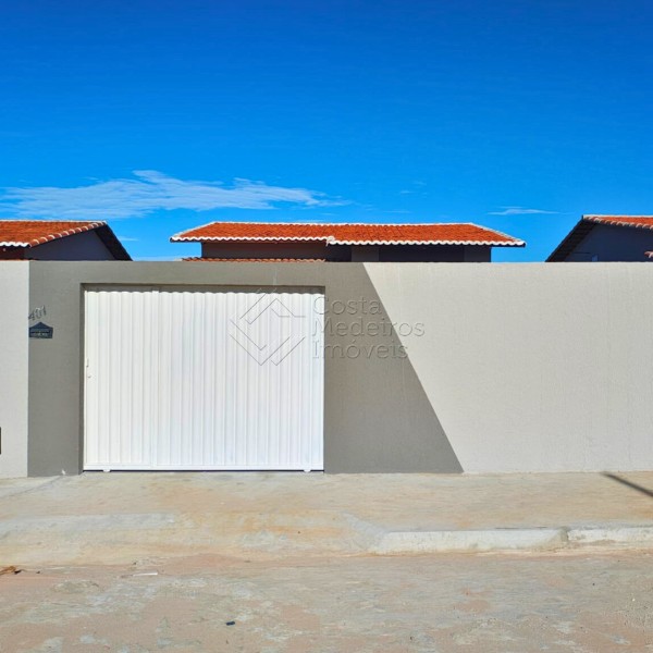 Casa à Venda no Solares de Extremoz — 2 Quartos com Suíte e Garagem