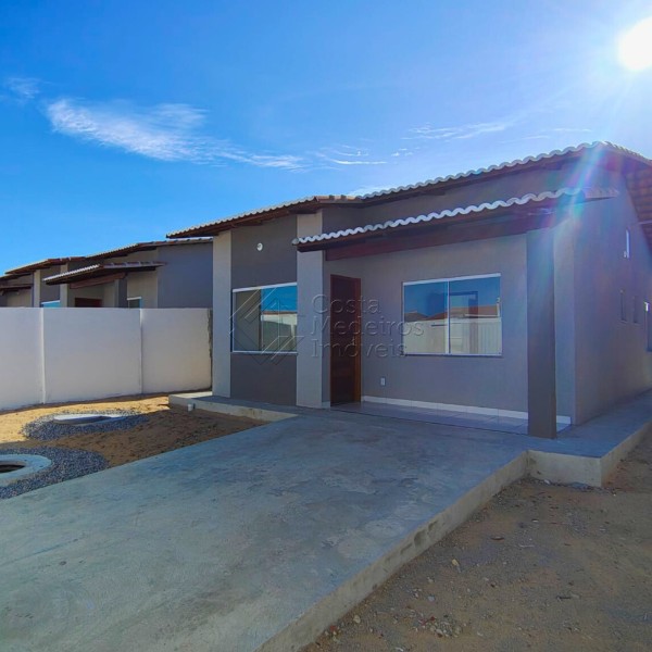 Casa à Venda no Solares de Extremoz — 2 Quartos com Suíte e Garagem