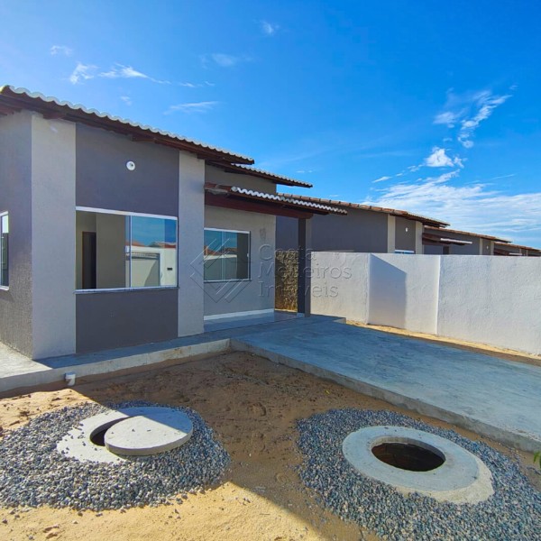 Casa à Venda no Solares de Extremoz — 2 Quartos com Suíte e Garagem